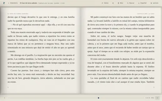 El lector de Pliego con un libro abierto a doble página.